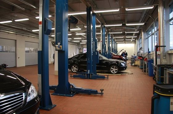 Кислотоупорная плитка в автомастерской .